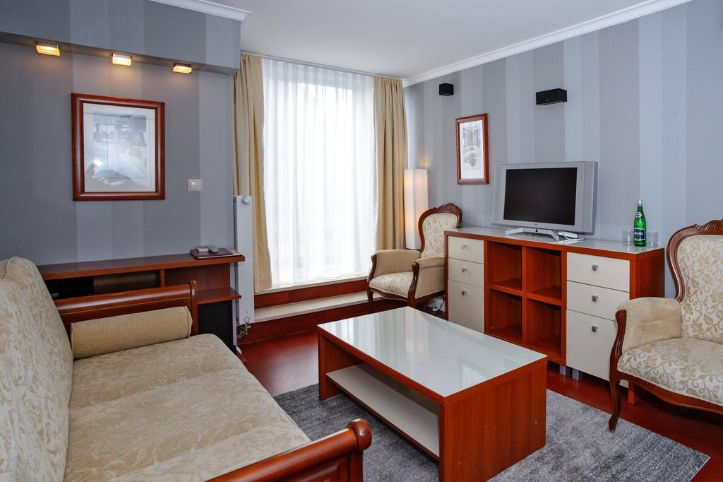 Hotel Niedzwiadek Wdzydze Kiszewskie Kültér fotó